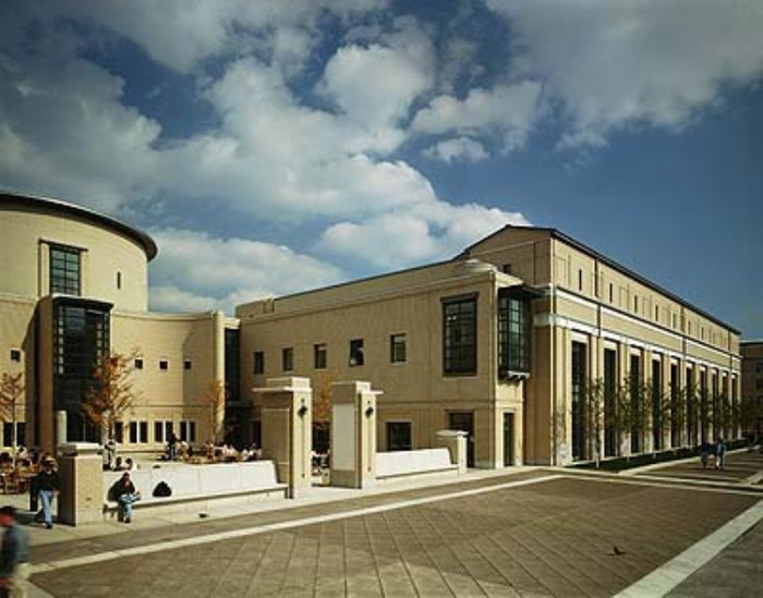 Đối với sinh viên và học giả Việt Nam ở CMU, mặc dù số lượng không nhiều nhưng cũng đã có một số người đạt được thành tích cao như Giáo sư John Vũ (Tổng kỹ sư trưởng của Boeing), trưởng phần mềm cho dự án Boing 777), Vũ Duy Thức (sinh viên Đại học số một Bắc Mỹ về Tin học năm 2004, Phi Beta Kappa), Lê Nguyên Bảo (thủ khoa Thạc sĩ Hệ thống Thông tin năm 2006), Delta Sigma Pi Scholaship Key 2004, Beta Gamma Sigma), v.v.