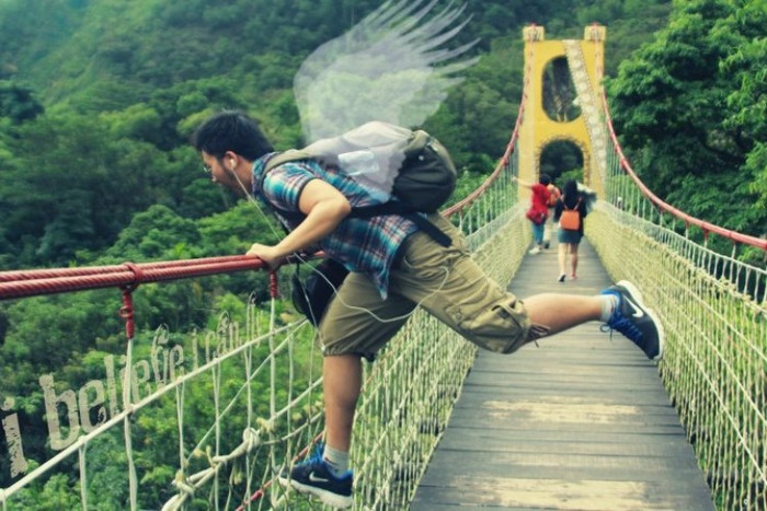 Em có một ước ao, em có một khát khao...một đôi cánh để bay cao.