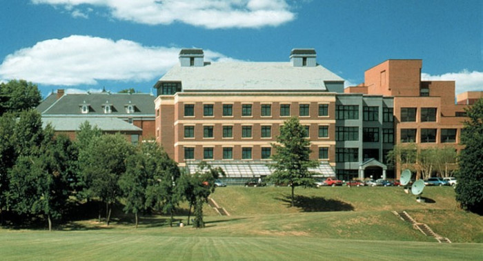 4. Amherst College Mức học bổng trung bình bậc đại học: 49.010 USD Số lượng sinh viên quốc tế nhập học: 146 4. Amherst College Mức học bổng trung bình bậc đại học: 49.010 USD Số lượng sinh viên quốc tế nhập học: 146