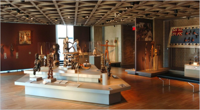 Trường Đại học Yale mở rộng dần dần, với khoa Y học Yale năm 1810, khoa Thần học Yale năm 1822, khoa Luật Yale năm 1843, khoa Nghệ Thuật và Khoa Học Yale sau tốt nghiệp năm 1847, trường khoa học Sheffield năm 1861 và khoa Mỹ thuật tạo hình Yale năm 1867.(Ảnh: Triển lãm nghệ thuật tại Yale)