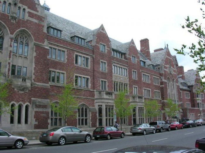 Theo thống kế vừa qua, tại Yale đã có 16 tỷ phú tốt nghiệp tại đây. Trong đó có những tỷ phú nổi tiếng như Forrest Mars Jr và John Mars (nhà sáng lập hãng socola Mars), Cargill MacMillan Jr và Whitney MacMillan (chủ tập đoàn về nông nghiệp và thực phẩm Cargill), Eddie Lampert và Stephen Schwarzman (nhà đồng sáng lập tập đoàn đầu tư Mỹ Blackstone)