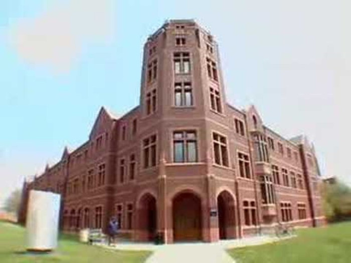 Tờ báo Boston Globe đã viết rằng "nếu như có một trường có thể tuyên bố rằng đã giáo dục cho các lãnh đạo cao nhất của đất nước trong ba thập kỉ, thì đó là Yale”. Các tổng thống được Yale đào tạo từ cuối Chiến tranh Việt Nam bao gồm Gerald Ford, George H. W. Bush, Bill Clinton và George W. Bush, và các ứng cử viên của các đảng chính trong giai đoạn hiện nay bao gồm John Kerry (2004), Dick Cheney (2000, 2004), Joseph Lieberman (2000) và Sargent Shriver (1972). Các cựu sinh viên Yale khác đã tham gia tranh cử tổng thống bao gồm Howard Dean (2004) và Gary Hart (1988), cả hai đều được xem như những người dẫn đầu trong quá trình ứng cử cho đảng Dân chủ trong một giai đoạn dài trong suốt quá trình trước ứng cử (primary season).