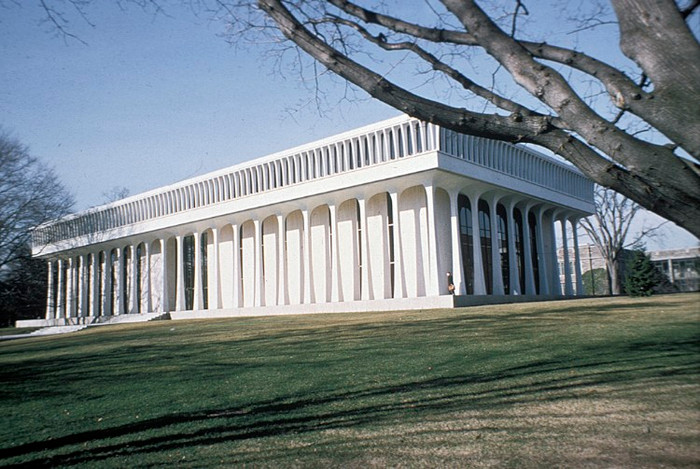 Trường chuyên nghiệp nổi tiếng nhất là Woodrow Wilson School of Public and International Affairs (thường được học sinh gọi là "Woody Woo"), thành lập năm 1930 như là School of Public and International Affairs và được đặt tên lại vào năm 1948. Trường chuyên nghiệp nổi tiếng nhất là Woodrow Wilson School of Public and International Affairs (thường được học sinh gọi là "Woody Woo"), thành lập năm 1930 như là School of Public and International Affairs và được đặt tên lại vào năm 1948.