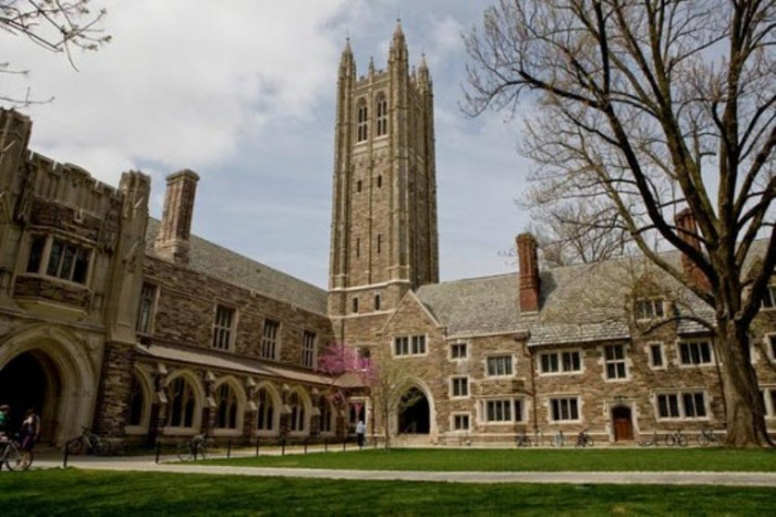 10. Princeton university. Thành lập vào năm 1746 và cũng là một trường tư thục. Khuôn viên nằm tại ngoại thành và có diện tích 600 acre (2.4 km²). Khẩu hiệu của trường là: Dei sub numine viget 10. Princeton university. Thành lập vào năm 1746 và cũng là một trường tư thục. Khuôn viên nằm tại ngoại thành và có diện tích 600 acre (2.4 km²). Khẩu hiệu của trường là: Dei sub numine viget