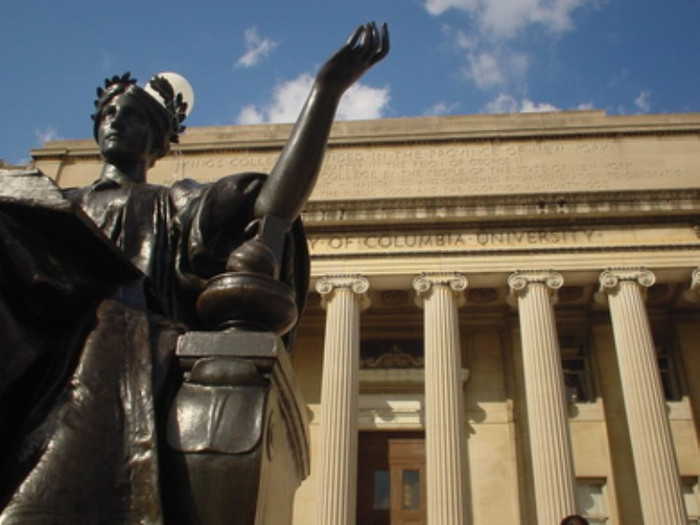 Columbia hiện là nơi công tác và giảng dạy của chín chủ nhân giải Nobel, 30 chủ nhân giải MacArthur Genius, bốn chủ nhân của Huy chương Khoa học Quốc gia Mỹ, 143 thành viên của Viện Hàn lâm Nghệ thuật và Khoa học Mỹ, 38 thành viên của Viện Y tế thuộc nhóm các Viện Hàn lâm Quốc Gia Mỹ, 20 thành viên của Viện Hàn lâm Kỹ thuật Hoa Kỳ, và 43 thành viên của Viện Hàn lâm Khoa học Hoa Kỳ.