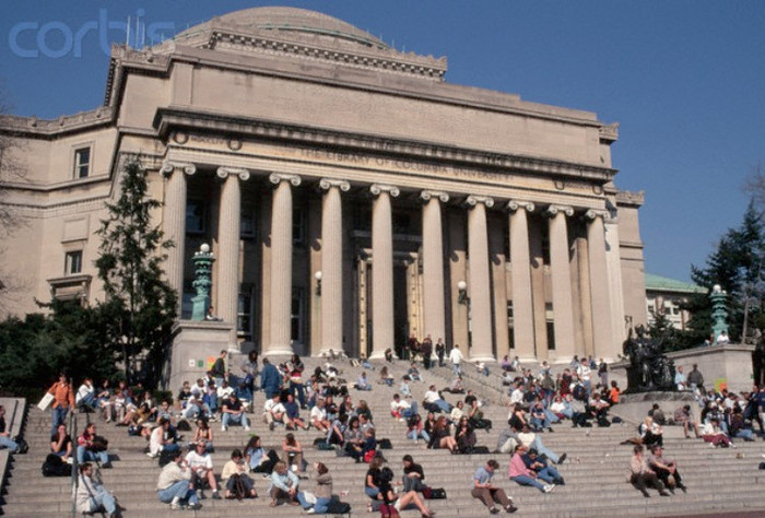 Trường được thành lập vào năm 1754 với tên King's College dưới hiến chương hoàng gia của vua George đệ Nhị của Vương quốc Anh, và là một trong ba trường đại học duy nhất tại Hoa Kỳ được thành lập dưới đặc quyền này. Columbia hàng năm điều hành giải thưởng văn học Mỹ, giải Pulitzer, và là một trong những thành viên sáng lập của Hiệp hội các Viện Đại học Hoa Kỳ.