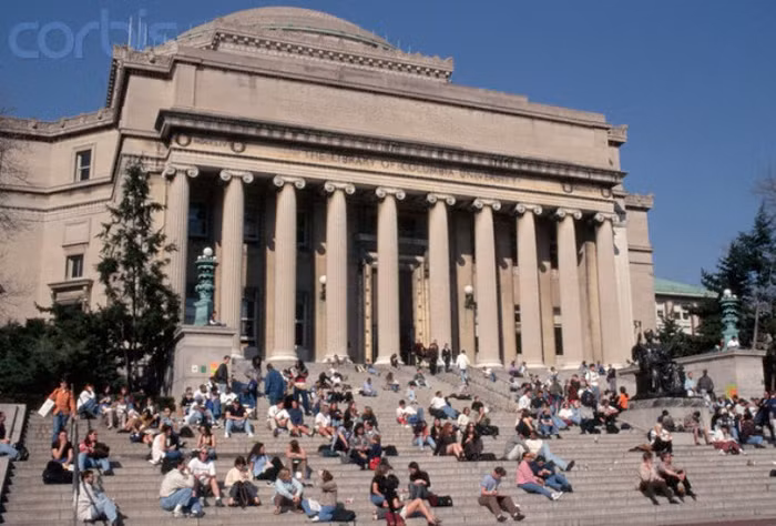 Trường được thành lập vào năm 1754 với tên King's College dưới hiến chương hoàng gia của vua George đệ Nhị của Vương quốc Anh, và là một trong ba trường đại học duy nhất tại Hoa Kỳ được thành lập dưới đặc quyền này. Columbia hàng năm điều hành giải thưởng văn học Mỹ, giải Pulitzer, và là một trong những thành viên sáng lập của Hiệp hội các Viện Đại học Hoa Kỳ.