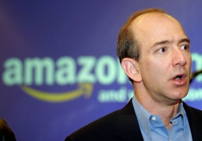 7. Jeff Bezos- CEO Amazon.com: Năng khiếu là bẩm sinh, lựa chọn mới phức tạp Tôi mạo muội dự đoán rằng khi bạn trở thành cụ già 80 tuổi, trong những phút giây tự vấn lặng lẽ, hồi tưởng về cuộc đời đã qua, bạn sẽ nhìn lại một loạt những lựa chọn của mình. Rốt cuộc, con người mà bạn trở thành chính là những gì bạn đã lựa chọn. Bạn hãy tự tạo nên câu chuyện kỳ thú cho cuộc đời mình.( Trích bài phát biểu của ông Jeff Bezos tại lễ khai giảng Đại học Princeton, 2010).