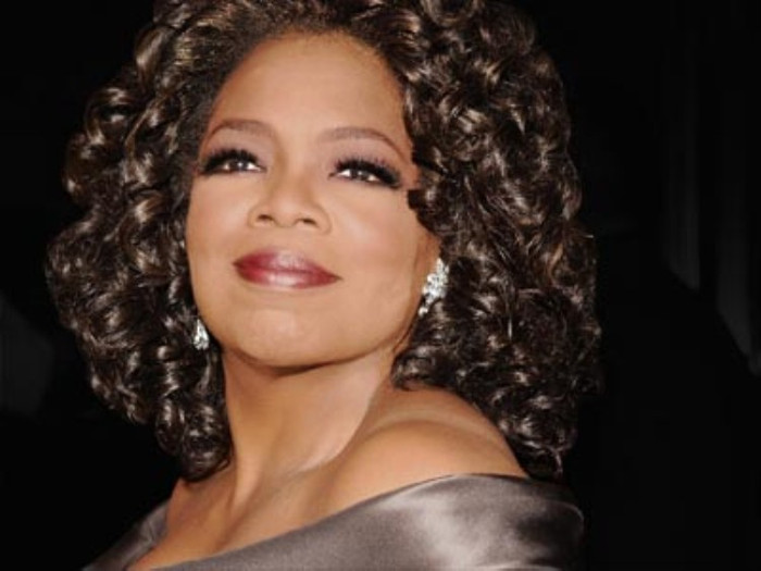 3. Oprah Winfrey- Bà trùm truyền thông Mỹ: Chúng ta đều cần thay đổi theo thời gian Rất nhiều người yêu thích sự thay đổi, đặc biệt là vẻ bề ngoài vì nó có thể mang lại kết quả ấn tượng. Nhưng tôi thay đổi với mong muốn chuyển hóa con người từ bên trong hơn là vẻ bề ngoài. Tôi muốn thay đổi cách mọi người cảm nhận về chính bản thân họ. Tình cờ, chúng ta có thể gặp một người đàn ông đi bộ trên phố với một bộ râu rất dài và có vẻ như con người anh ta được giấu đằng sau bộ râu đó. Và sau khi giúp anh ta cạo bỏ lớp râu ria xồm xoàm và anh ta thực sự có thể nhìn thấy mình, anh ấy nói: “Tôi cảm thấy sống lại”. Thay đổi vẻ bề ngoài đã giúp anh ta nhìn lại chính mình. Đó là lí do tất cả chúng ta đều cần thay đổi theo thời gian trong cuộc đời mình. Đổi với các bạn, những sinh viên tốt nghiệp, tôi chắc chắn rằng nếu bạn có thể thấy khả năng thay đổi cuộc sống của bạn, nhìn thấy bạn của tương lai thay vì hiện tại bé nhỏ, bạn sẽ có được thành công lớn. (Trích bài phát biểu của bà Oprah Winfrey tại lễ tốt nghiệp Đại học Duke, 2009)