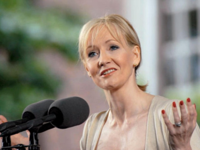 6. JK Rowling- Tác giả Harry Porter: Thất bại là mẹ thành công Tại sao tôi muốn chia sẻ với các bạn về những lợi ích của thất bại? Đơn giản là vì thất bại có nghĩa là lược đi những cái không cần thiết. Tôi tự nhủ với mình rằng tôi là chính tôi hơn là bất cứ ai khác và tập trung tất cả năng lượng chỉ để làm những công việc quan trọng. Nếu thành đạt ở bất kì một lĩnh vực nào khác, có lẽ tôi đã không thể tìm thấy sự quyết tâm để thành công trong lĩnh vực mà tôi tin rằng thực sự thuộc về mình. Tôi đã được tự do theo đuổi ước mơ vì nỗi sợ hãi lớn nhất của tôi đã không còn nữa. Tôi vẫn có được một cuộc sống hạnh phúc với một cô con gái đáng yêu, một chiếc máy đánh chữ cũ và một kho ý tưởng viết truyện. Và như vậy, những thất bại cay đắng đã trở thành nền tảng vững chắc giúp tôi xây dựng lại cuộc sống của mình. ( Trích bài phát biểu của JK Rowling tại lễ tốt nghiệp Đại học Harvard, 2008, dù hiện nay bà không còn là một tỷ phú).