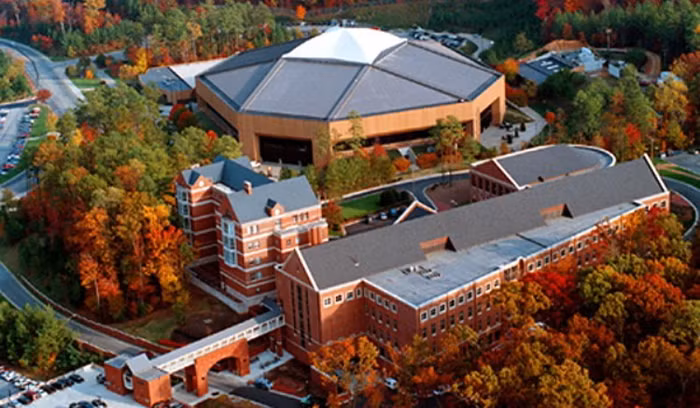 Đại học North Carolina có hai trường y khoa, một bệnh viện giảng dạy, một trường học nha khoa, một trường học về dược, một trường học thú y, hai trường luật, 15 trường học của giáo dục, 3 trường kỹ thuật, và một trường học của nghệ sĩ biểu diễn.