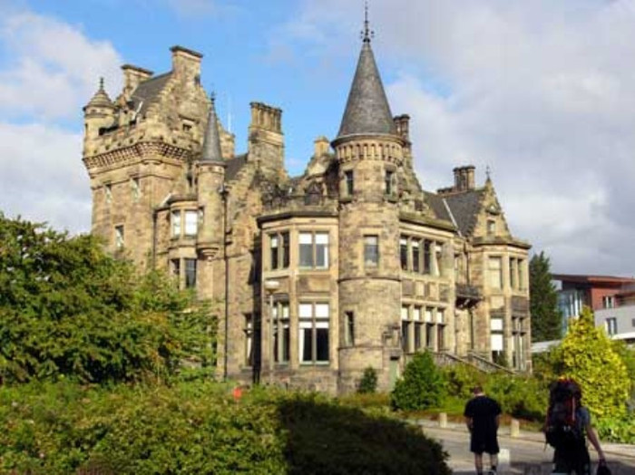 49. University of Edinburgh, United Kingdom Trường đại học Edinburgh (University of Edinburgh) là một trường đại học công được thành lập tại thủ phủ Edinburgh, Scotland, Vương quốc Anh vào năm 1583. Hàng năm trường tiếp nhận khoảng 47.000 đơn xin nhập học và là trường đại học nổi tiếng thứ 3 của Vương quốc Anh tính theo số lượng hồ sơ thi ứng tuyển vào trường. 49. University of Edinburgh, United Kingdom Trường đại học Edinburgh (University of Edinburgh) là một trường đại học công được thành lập tại thủ phủ Edinburgh, Scotland, Vương quốc Anh vào năm 1583. Hàng năm trường tiếp nhận khoảng 47.000 đơn xin nhập học và là trường đại học nổi tiếng thứ 3 của Vương quốc Anh tính theo số lượng hồ sơ thi ứng tuyển vào trường.