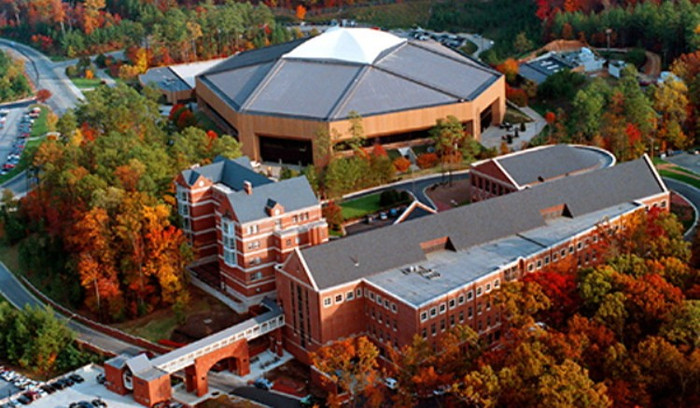 Đại học North Carolina có hai trường y khoa, một bệnh viện giảng dạy, một trường học nha khoa, một trường học về dược, một trường học thú y, hai trường luật, 15 trường học của giáo dục, 3 trường kỹ thuật, và một trường học của nghệ sĩ biểu diễn. Đại học North Carolina có hai trường y khoa, một bệnh viện giảng dạy, một trường học nha khoa, một trường học về dược, một trường học thú y, hai trường luật, 15 trường học của giáo dục, 3 trường kỹ thuật, và một trường học của nghệ sĩ biểu diễn.