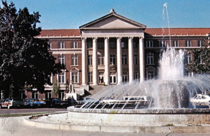 48. Purdue University, United States Đại học Purdue (Purdue) là trường đại học công lập tại thành phố West Lafayette, bang Indiana, Hoa Kỳ. Purdue được thành lập năm 1869 khi quốc hội bang Indiana nhận được tài trợ tiền và đất từ một doanh nhân ở thành phố Lafayette tên là John Purdue. Ngày nay, Purdue là trường đại học lớn nhất ở bang Indiana dựa theo số lượng sinh viên theo học, và là trường đi đầu trong Hệ thống Đại học Purdue. 48. Purdue University, United States Đại học Purdue (Purdue) là trường đại học công lập tại thành phố West Lafayette, bang Indiana, Hoa Kỳ. Purdue được thành lập năm 1869 khi quốc hội bang Indiana nhận được tài trợ tiền và đất từ một doanh nhân ở thành phố Lafayette tên là John Purdue. Ngày nay, Purdue là trường đại học lớn nhất ở bang Indiana dựa theo số lượng sinh viên theo học, và là trường đi đầu trong Hệ thống Đại học Purdue.