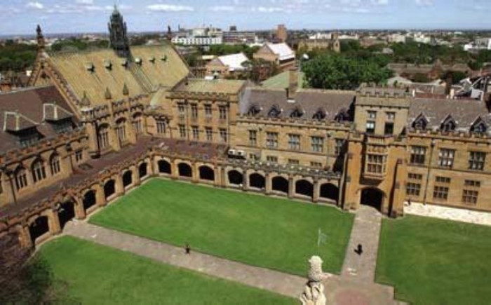 50. University of Sydney, Australia Đại học tổng hợp Sydney (hay còn gọi là đại học Sydney, USyd, hoặc Sydney) là đại học lâu đời nhất tại Úc, thành lập năm 1850. Trường đã được nhiều tổ chức khác nhau xếp hạng trong nhóm 100 trường đại học hàng đầu thế giới và là thành viên của “Nhóm 8 (Group 8)” của Úc. Trường cũng được đánh giá là một trong những trường đại học hàng đầu tại Châu Á – Thái Bình Dương và là một trong 2 trường đại học của Úc trong Hiệp hội APRU (thành viên là các trường đại học nổi tiếng của Châu Á, Mỹ và Châu Mỹ). 50. University of Sydney, Australia Đại học tổng hợp Sydney (hay còn gọi là đại học Sydney, USyd, hoặc Sydney) là đại học lâu đời nhất tại Úc, thành lập năm 1850. Trường đã được nhiều tổ chức khác nhau xếp hạng trong nhóm 100 trường đại học hàng đầu thế giới và là thành viên của “Nhóm 8 (Group 8)” của Úc. Trường cũng được đánh giá là một trong những trường đại học hàng đầu tại Châu Á – Thái Bình Dương và là một trong 2 trường đại học của Úc trong Hiệp hội APRU (thành viên là các trường đại học nổi tiếng của Châu Á, Mỹ và Châu Mỹ).