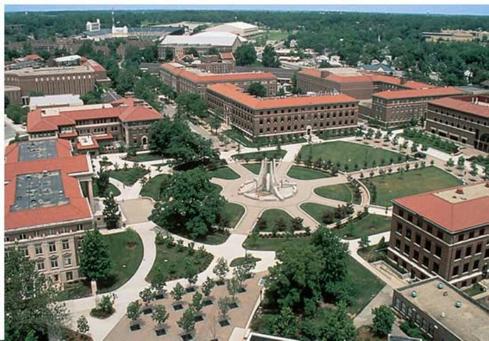 Đại học Purdue có số lượng sinh viên đại học lớn thứ hai tại bang Indiana và so với một đại học công ở Mỹ thì trường cũng nằm trong số trường có số lượng sinh viên quốc tế lớn nhất. Đại học Purdue có số lượng sinh viên đại học lớn thứ hai tại bang Indiana và so với một đại học công ở Mỹ thì trường cũng nằm trong số trường có số lượng sinh viên quốc tế lớn nhất.