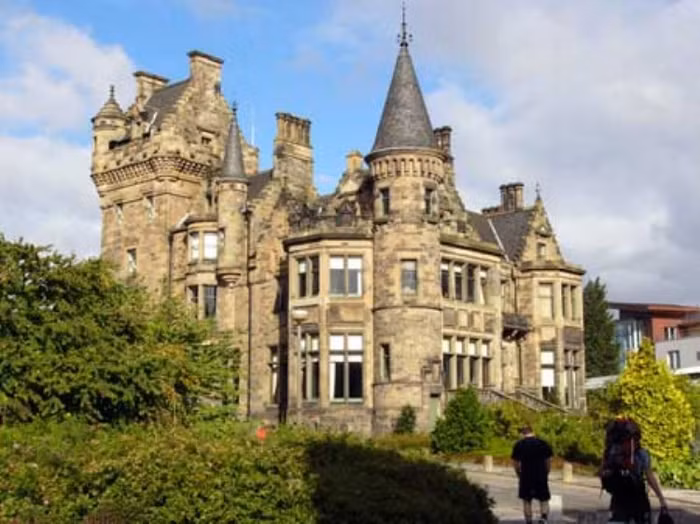 49. University of Edinburgh, United Kingdom Trường đại học Edinburgh (University of Edinburgh) là một trường đại học công được thành lập tại thủ phủ Edinburgh, Scotland, Vương quốc Anh vào năm 1583. Hàng năm trường tiếp nhận khoảng 47.000 đơn xin nhập học và là trường đại học nổi tiếng thứ 3 của Vương quốc Anh tính theo số lượng hồ sơ thi ứng tuyển vào trường.