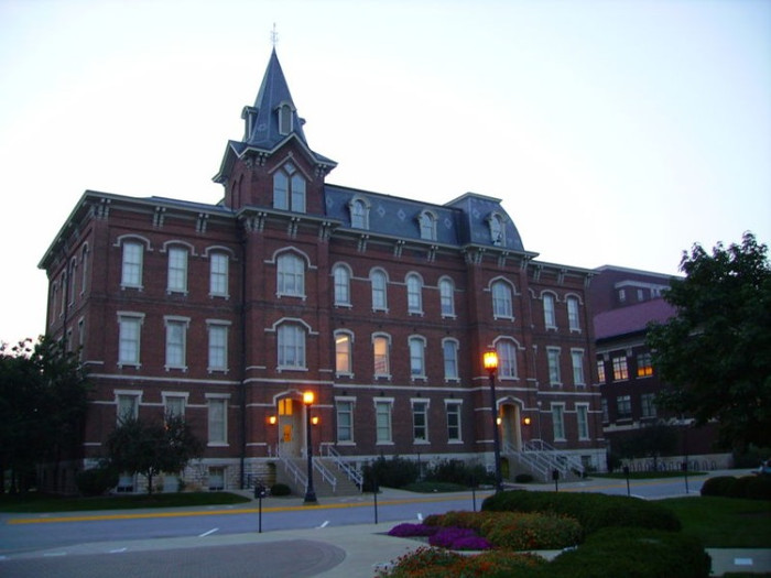 Đại học Purdue là đại học đầu tiên trên thế giới cung cấp những chương trình đào tạo về khoa học hàng không (aeronautics). Đại học Purdue là đại học đầu tiên trên thế giới cung cấp những chương trình đào tạo về khoa học hàng không (aeronautics).