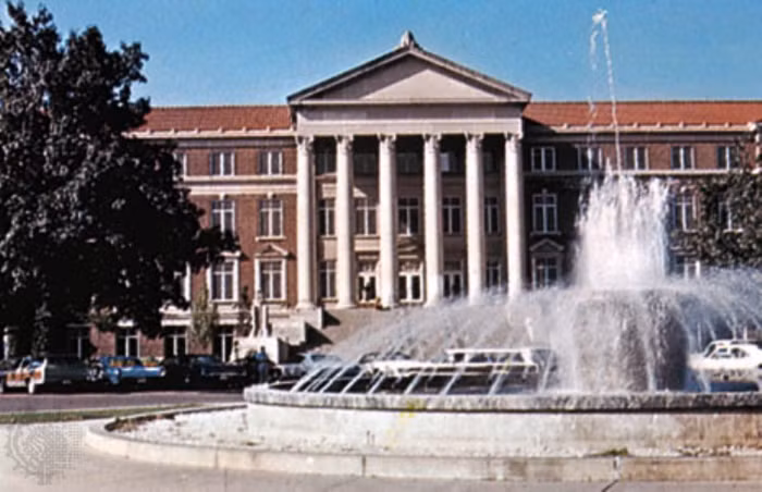 48. Purdue University, United States Đại học Purdue (Purdue) là trường đại học công lập tại thành phố West Lafayette, bang Indiana, Hoa Kỳ. Purdue được thành lập năm 1869 khi quốc hội bang Indiana nhận được tài trợ tiền và đất từ một doanh nhân ở thành phố Lafayette tên là John Purdue. Ngày nay, Purdue là trường đại học lớn nhất ở bang Indiana dựa theo số lượng sinh viên theo học, và là trường đi đầu trong Hệ thống Đại học Purdue.