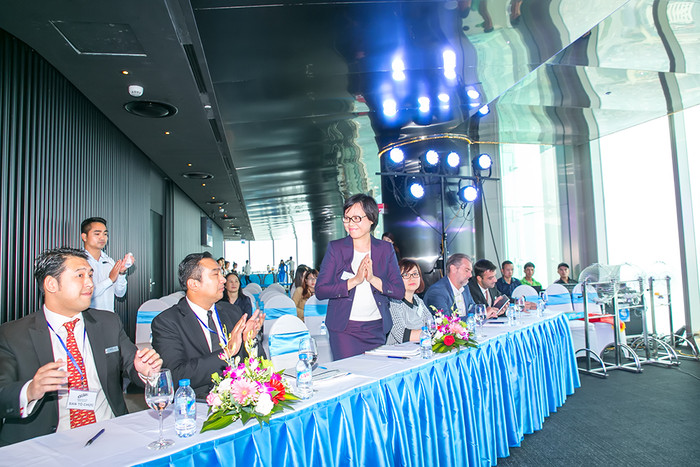 Bà Trần Nhị Hà (người đứng) tại ngày hội. Bà Trần Nhị Hà (người đứng) tại ngày hội.