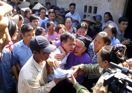 ĐBQH Nguyễn Sỹ Cương chỉ rõ: 10 năm tù oan của ông Chấn cho thấy có sự vô cảm của một số cơ quan chức năng. ĐBQH Nguyễn Sỹ Cương chỉ rõ: 10 năm tù oan của ông Chấn cho thấy có sự vô cảm của một số cơ quan chức năng.