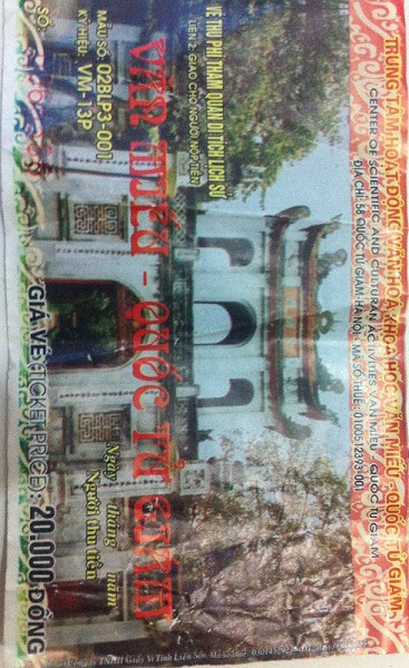 Một người thân của tân Phó Giáo sư đã phải phải mua chiếc vé này mới được mang hoa vào tặng.