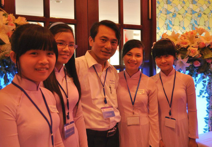 Thầy giáo Trần Trung Hiếu cùng các học trò. Thầy giáo Trần Trung Hiếu cùng các học trò.