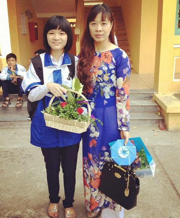 Nguyễn Thị Thu Trang – Thủ khoa đầu vào 2012-2013 Lớp chuyên Văn Trường PTTH chuyên ĐH Sư phạm Hà Nội và cô giáo Phạm Hương. Nguyễn Thị Thu Trang – Thủ khoa đầu vào 2012-2013 Lớp chuyên Văn Trường PTTH chuyên ĐH Sư phạm Hà Nội và cô giáo Phạm Hương.