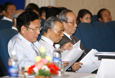 Đại hội nhiệm kỳ 2 thu hút nhiều lãnh đạo cao cấp, các chuyên gia giáo dục tham dự. Bộ trưởng Bộ GD&ĐT Phạm Vũ Luận, Nguyên Phó Thủ tướng Nguyễn Mạnh Cầm, Chủ tịch Hiệp hội các trường ĐH, CĐ NCL Việt Nam Trần Hồng Quân (Từ trái qua phải) - Ảnh: Hoàng Lâm Đại hội nhiệm kỳ 2 thu hút nhiều lãnh đạo cao cấp, các chuyên gia giáo dục tham dự. Bộ trưởng Bộ GD&ĐT Phạm Vũ Luận, Nguyên Phó Thủ tướng Nguyễn Mạnh Cầm, Chủ tịch Hiệp hội các trường ĐH, CĐ NCL Việt Nam Trần Hồng Quân (Từ trái qua phải) - Ảnh: Hoàng Lâm