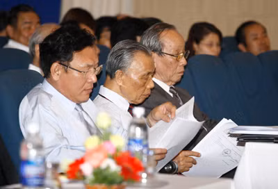 Đại hội nhiệm kỳ 2 thu hút nhiều lãnh đạo cao cấp, các chuyên gia giáo dục tham dự. Bộ trưởng Bộ GD&ĐT Phạm Vũ Luận, Nguyên Phó Thủ tướng Nguyễn Mạnh Cầm, Chủ tịch Hiệp hội các trường ĐH, CĐ NCL Việt Nam Trần Hồng Quân (Từ trái qua phải) - Ảnh: Hoàng Lâm