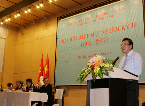 Bộ trưởng Phạm Vũ Luận đánh giá cao sự phát triển của các trường ĐH, CĐ ngoài công lập trong những năm gần đây Bộ trưởng Phạm Vũ Luận đánh giá cao sự phát triển của các trường ĐH, CĐ ngoài công lập trong những năm gần đây