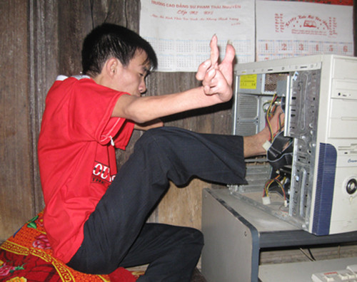 Nguyễn Công Cương có thể tự sửa chữa máy tính bằng chân Nguyễn Công Cương có thể tự sửa chữa máy tính bằng chân