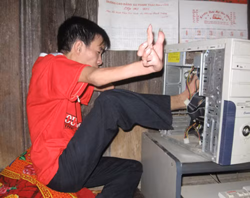 Nguyễn Công Cương có thể tự sửa chữa máy tính bằng chân Nguyễn Công Cương có thể tự sửa chữa máy tính bằng chân