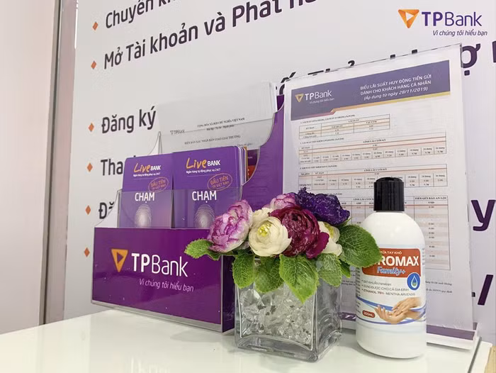TPBank trang bị nước rửa tay để mọi người tiện sử dụng.