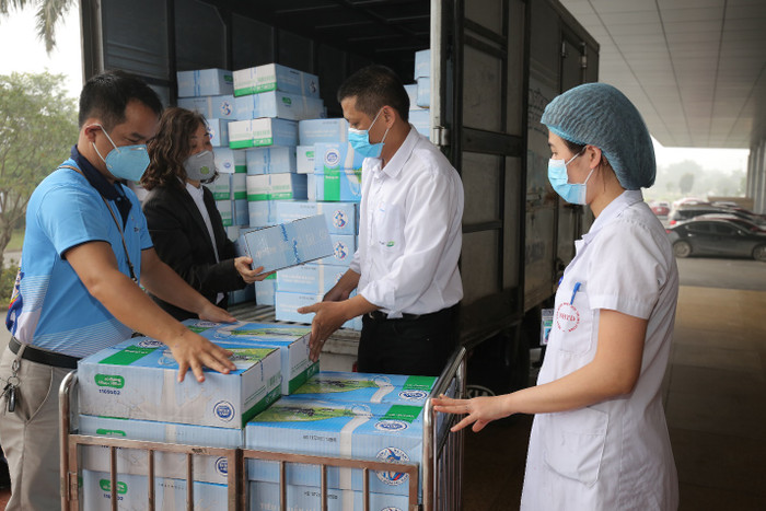 FrieslandCampina Việt Nam trao tặng sữa cho Bệnh viện Nhiệt đới Trung Ương, những “chiến sĩ áo trắng” thầm lặng nơi tuyến đầu của cuộc chiến đại dịch Covid-19. FrieslandCampina Việt Nam trao tặng sữa cho Bệnh viện Nhiệt đới Trung Ương, những “chiến sĩ áo trắng” thầm lặng nơi tuyến đầu của cuộc chiến đại dịch Covid-19.