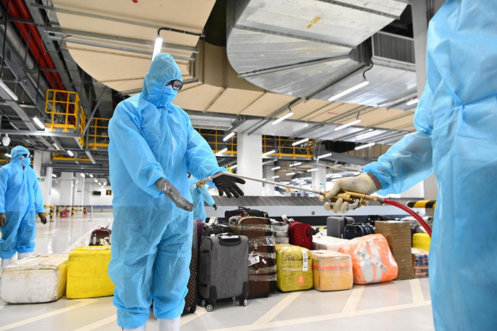 Công tác khử trùng luôn được cán bộ nhân viên sân bay Vân Đồn chú trọng.