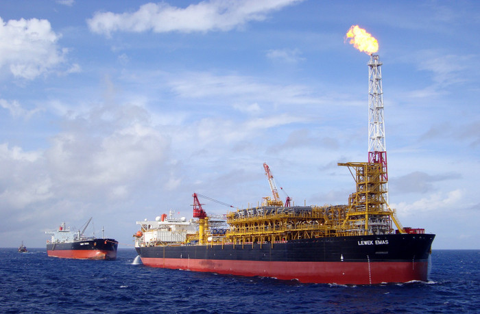 Tàu Lewek emas của PVTrans. Tàu Lewek emas của PVTrans.