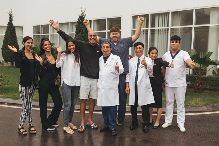 Ông David Sigh cùng người thân và các bác sĩ Vinmec Hạ Long khi ông xuất viện và bay đi nghỉ dưỡng tại Phú Quốc sau phẫu thuật. Ông David Sigh cùng người thân và các bác sĩ Vinmec Hạ Long khi ông xuất viện và bay đi nghỉ dưỡng tại Phú Quốc sau phẫu thuật.