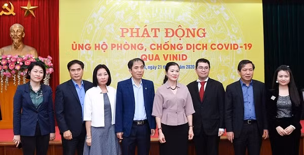 Đại diện Ủy ban Trung ương Mặt trận Tổ quốc Việt Nam và đại diện VinID tại buổi lễ phát động ủng hộ phòng, chống dịch Covid-19 qua VinID.