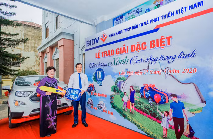 Đại diện Ban Giám đốc BIDV Cẩm Phả trao giải đặc biệt chương trình “Gửi tiết kiệm xanh, cuộc sống trong lành”.