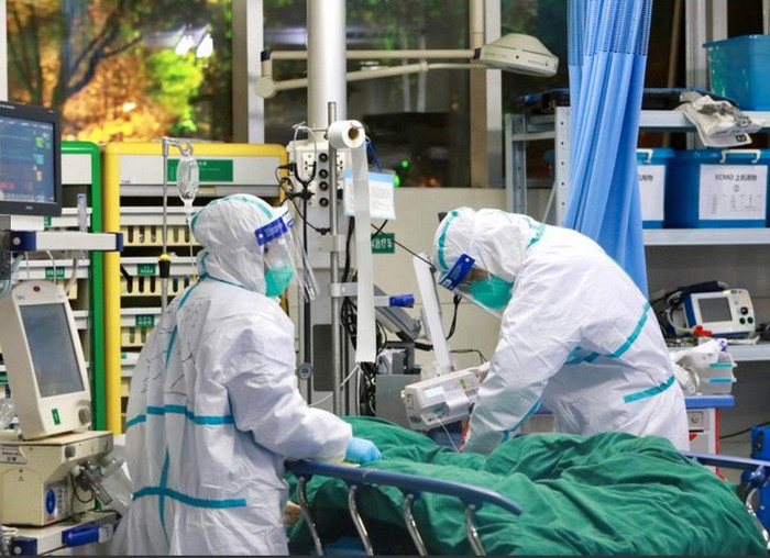 Các bệnh nhân bị nhiễm Covid-19 ở Vũ Hán được cho uống thảo dược (hình minh họa). Các bệnh nhân bị nhiễm Covid-19 ở Vũ Hán được cho uống thảo dược (hình minh họa).