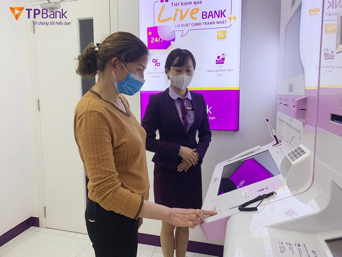 Khách hàng giao dịch tại TPBank được trang bị khẩu trang. Khách hàng giao dịch tại TPBank được trang bị khẩu trang.