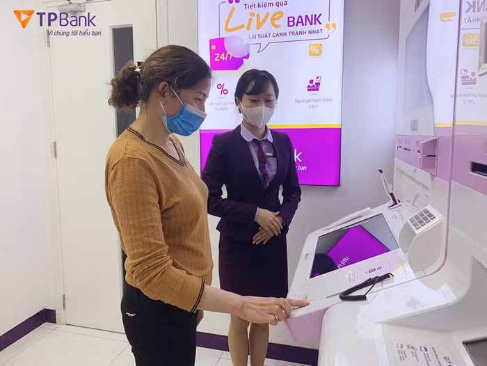 Khách hàng giao dịch tại TPBank được trang bị khẩu trang.