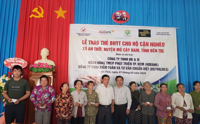 Hơn 25.000 thẻ bảo hiểm y tế do HDBank tài trợ chi phí đã trao tận tay nhiều hộ cận nghèo trên cả nước”. Hơn 25.000 thẻ bảo hiểm y tế do HDBank tài trợ chi phí đã trao tận tay nhiều hộ cận nghèo trên cả nước”.