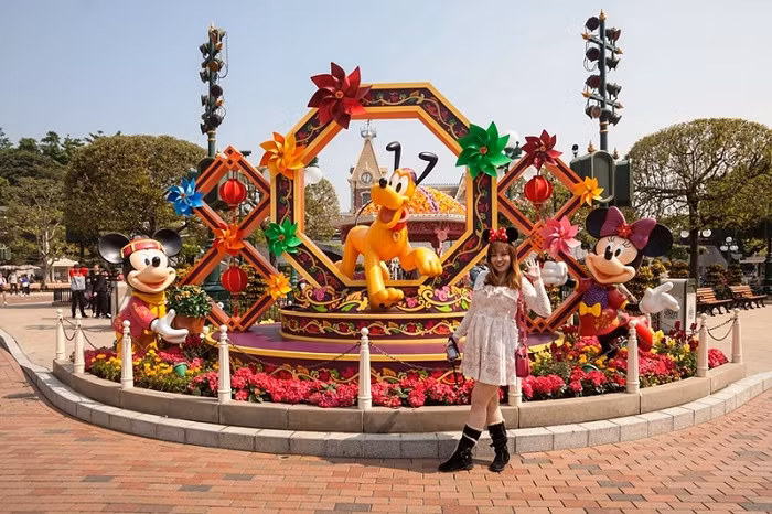 Du khách chụp ảnh tại Disneyland – Hongkong. Du khách chụp ảnh tại Disneyland – Hongkong.