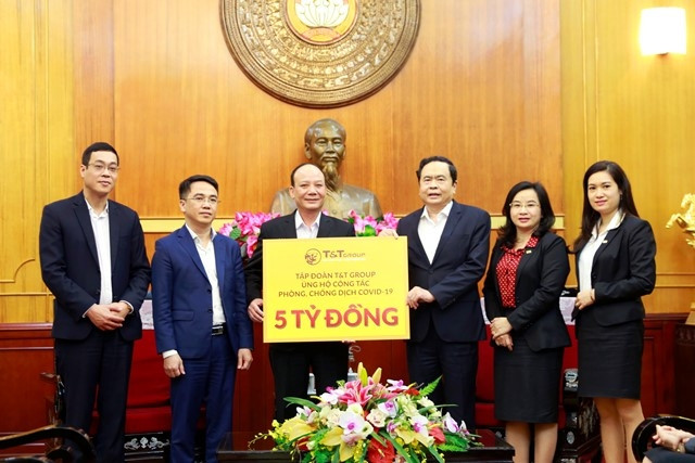 Đại diện Tập đoàn T&amp;T Group trao ủng hộ 5 tỷ đồng cho công tác phòng chống dịch Covid-19.