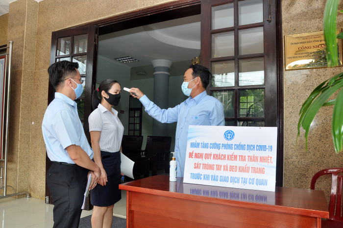 Bảo hiểm xã hội tỉnh Quảng Nam thực hiện công tác kiểm soát dịch ngay tại cơ quan. Bảo hiểm xã hội tỉnh Quảng Nam thực hiện công tác kiểm soát dịch ngay tại cơ quan.