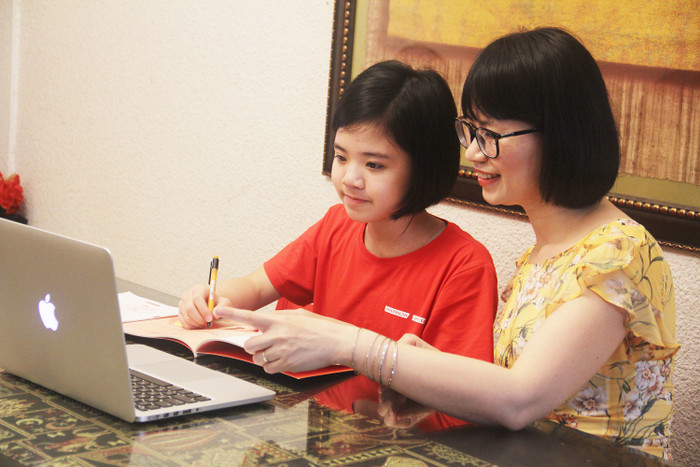 Phụ huynh cùng con học trực tuyến ESL-LIVE tại nhà. Phụ huynh cùng con học trực tuyến ESL-LIVE tại nhà.