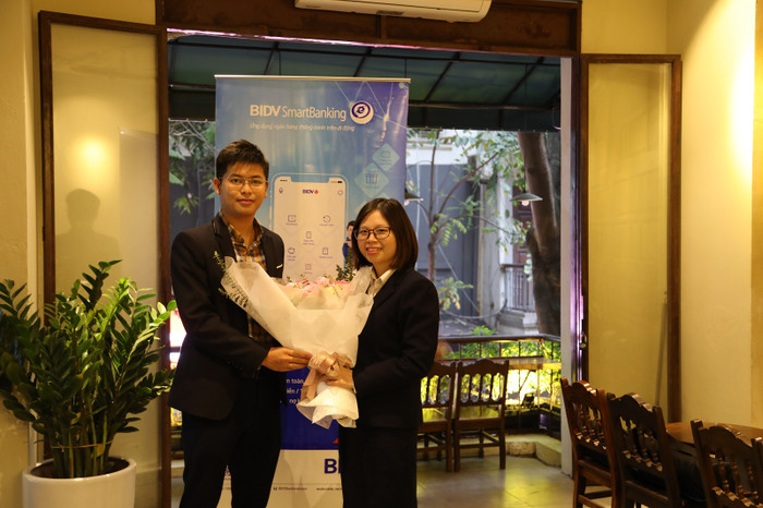 Khách hàng may mắn trúng thưởng tại chi nhánh BIDV. Khách hàng may mắn trúng thưởng tại chi nhánh BIDV.