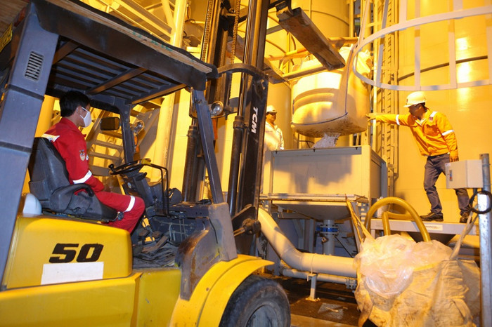 Kỹ sư DMC-WS thực hiện pha trộn hóa chất tại căn cứ hóa chất PVChem tại cảng Vietsovpetro. Kỹ sư DMC-WS thực hiện pha trộn hóa chất tại căn cứ hóa chất PVChem tại cảng Vietsovpetro.